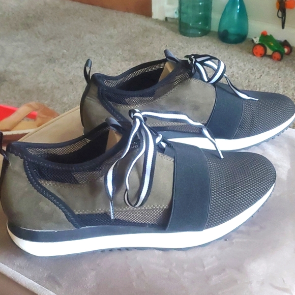 Sneakers - Picture 1 of 7